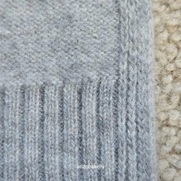 NWOT Cashmere Knit Light Grey Classic Scarf With Ribbed Ends